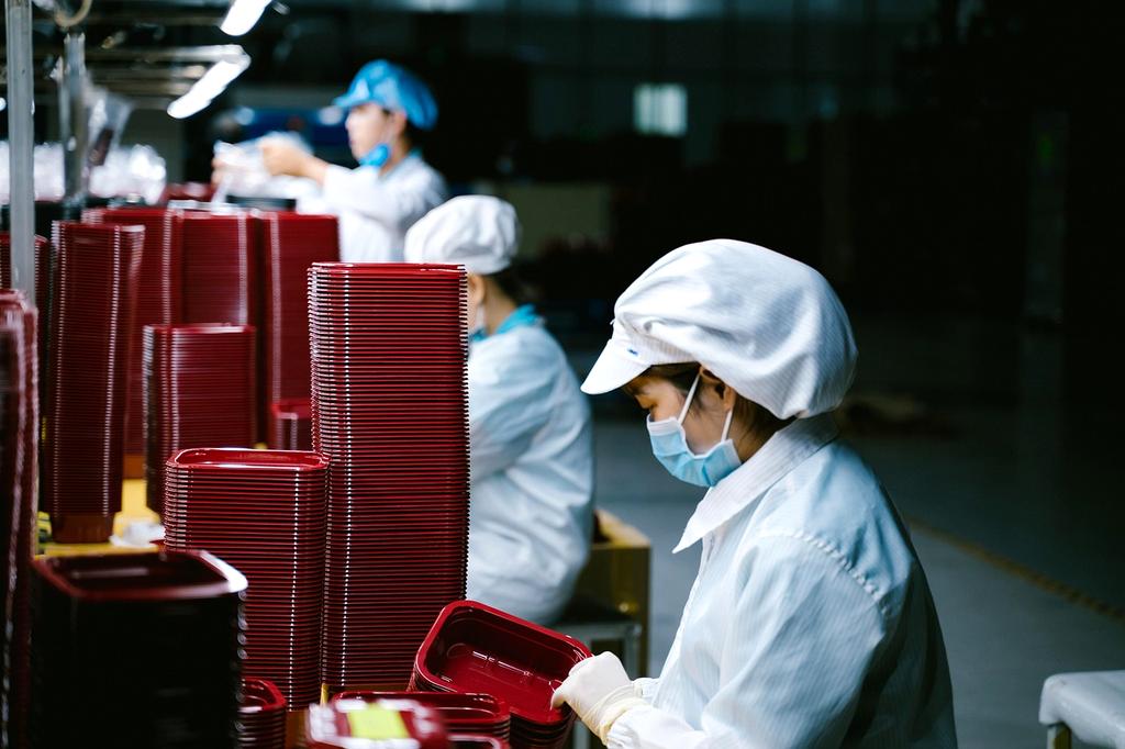 Robots packaging food products
